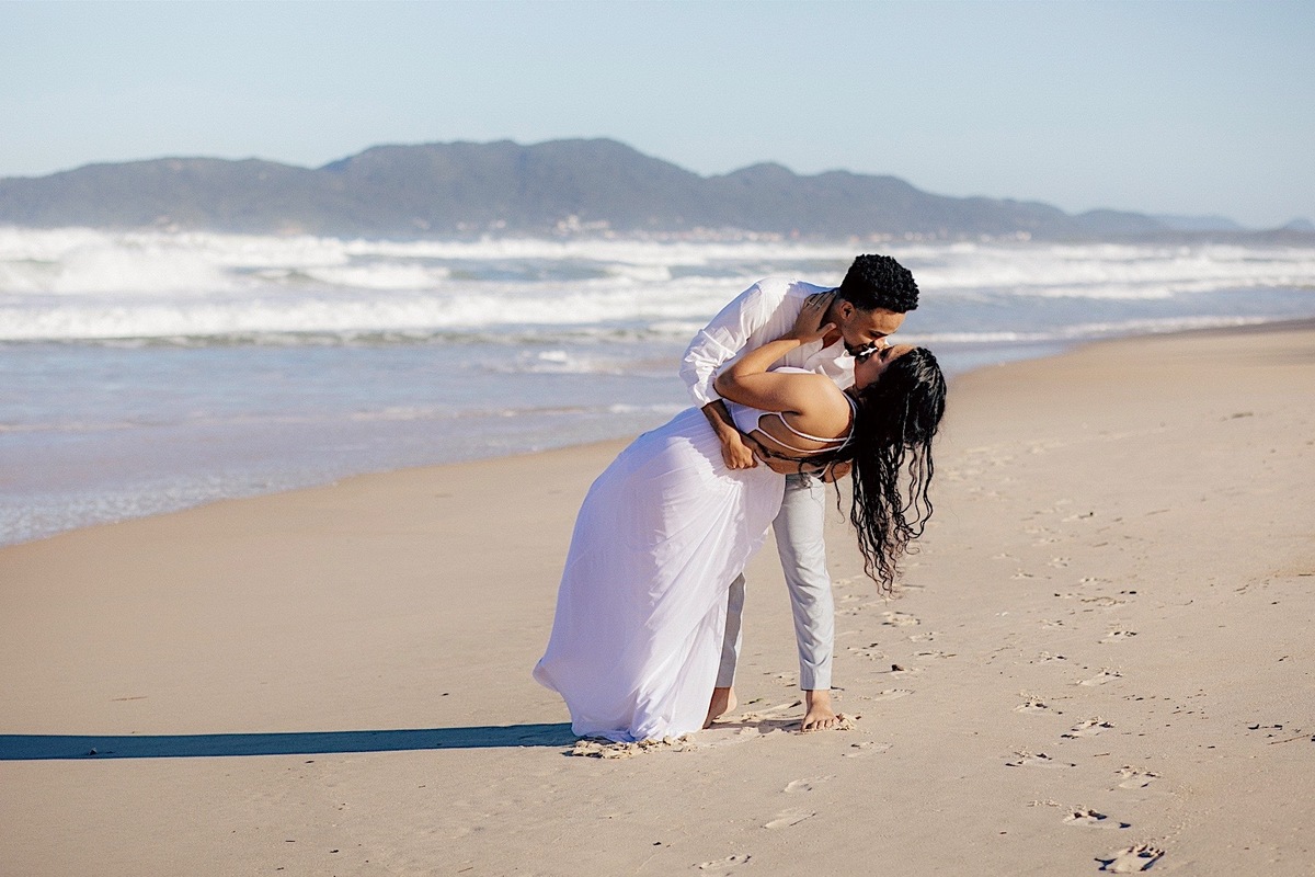ensaio casal - ensaio no litoral - ensaio pré casamento - pré wedding - noivos 2024 - casamento - Leticia e Joao - ensaio em floripa - chroma fotografia
