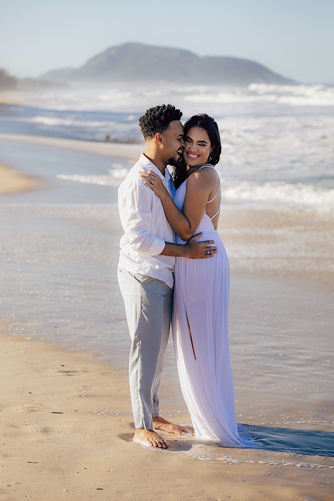 ensaio casal - ensaio no litoral - ensaio pré casamento - pré wedding - noivos 2024 - casamento - Leticia e Joao - ensaio em floripa - chroma fotografia