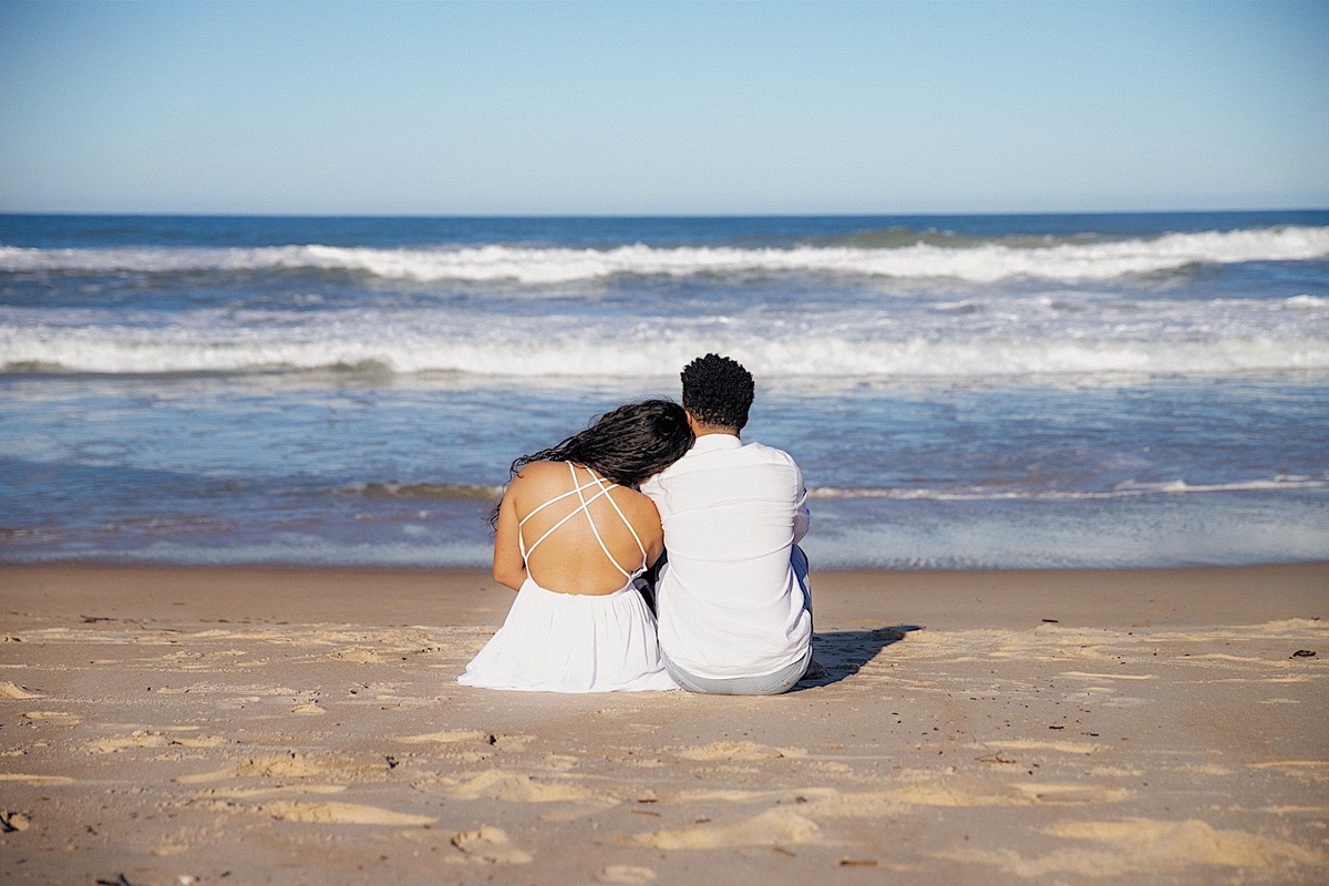 ensaio casal - ensaio no litoral - ensaio pré casamento - pré wedding - noivos 2024 - casamento - Leticia e Joao - ensaio em floripa - chroma fotografia
