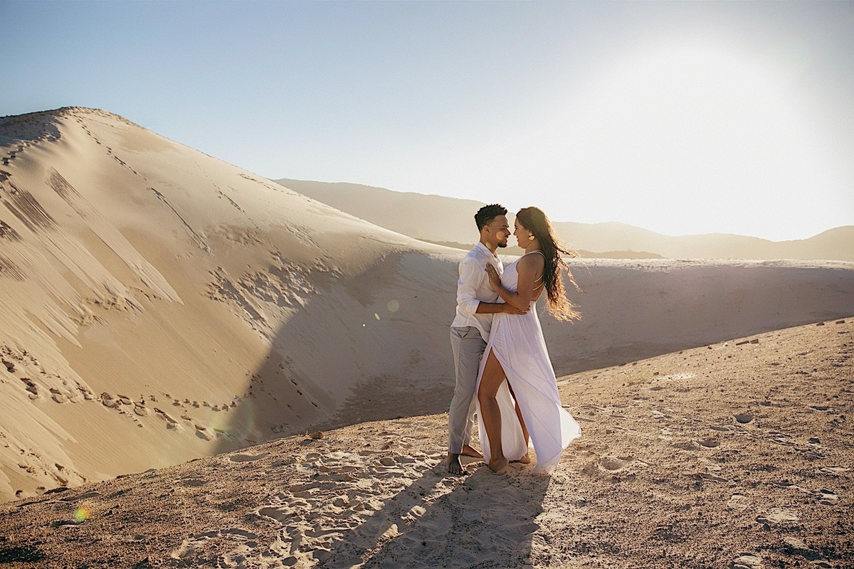 ensaio casal - ensaio no litoral - ensaio pré casamento - pré wedding - noivos 2024 - casamento - Leticia e Joao - ensaio em floripa - chroma fotografia