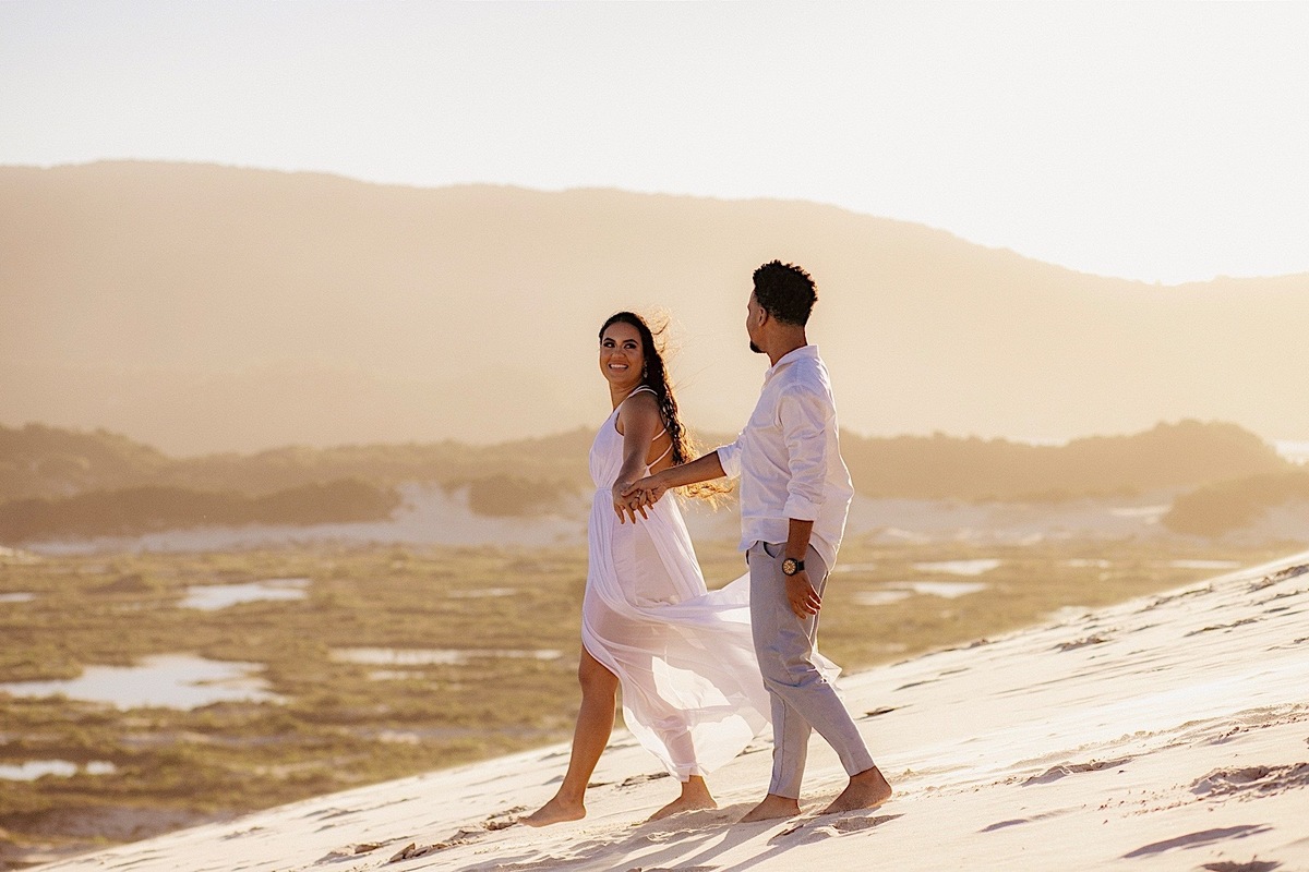 ensaio casal - ensaio no litoral - ensaio pré casamento - pré wedding - noivos 2024 - casamento - Leticia e Joao - ensaio em floripa - chroma fotografia