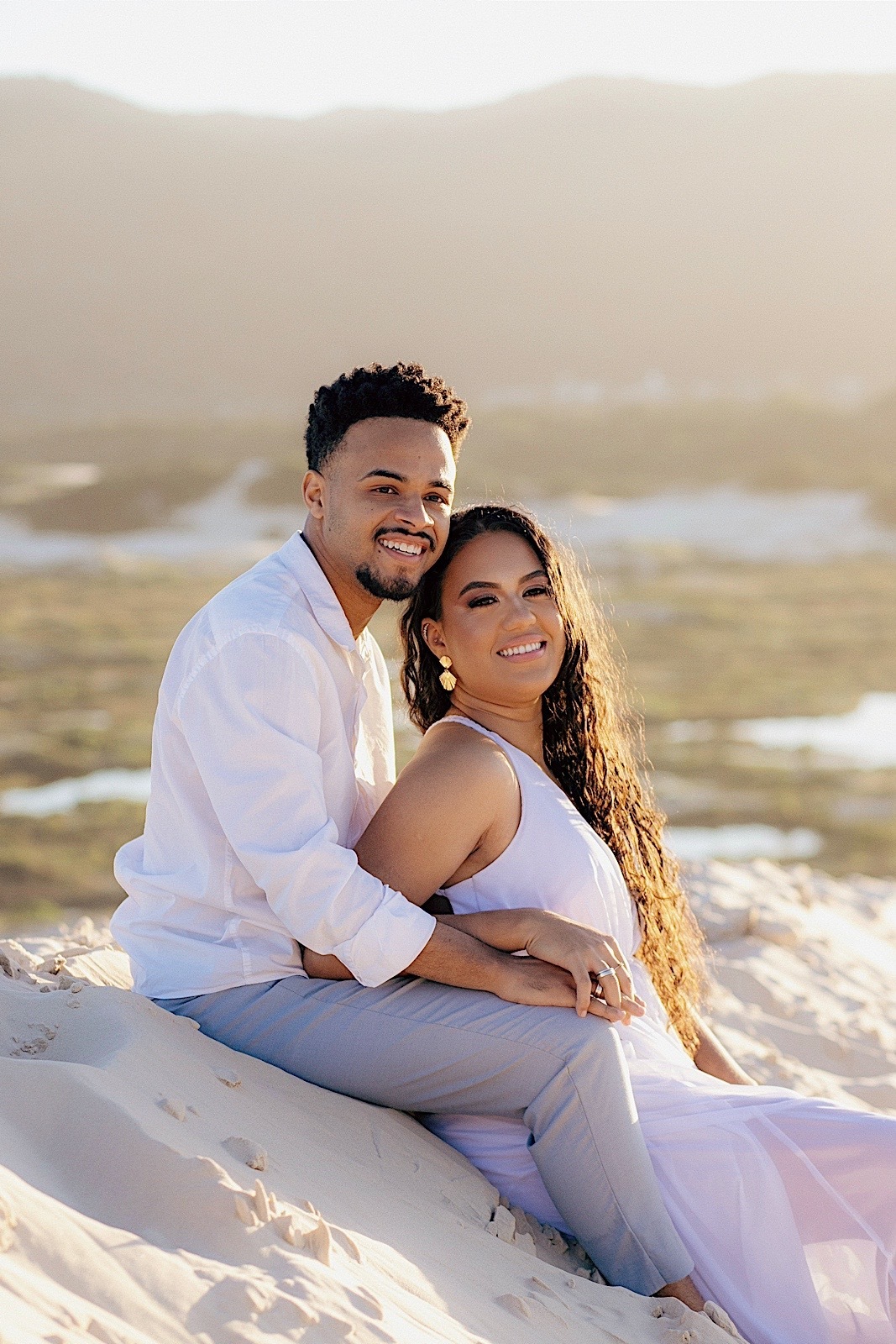 ensaio casal - ensaio no litoral - ensaio pré casamento - pré wedding - noivos 2024 - casamento - Leticia e Joao - ensaio em floripa - chroma fotografia