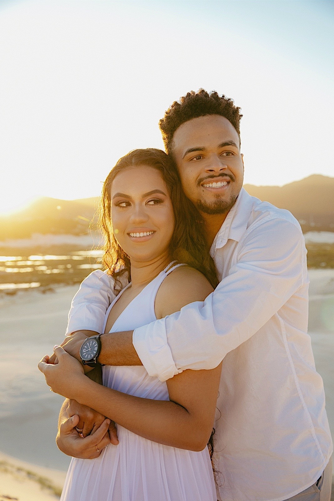 ensaio casal - ensaio no litoral - ensaio pré casamento - pré wedding - noivos 2024 - casamento - Leticia e Joao - ensaio em floripa - chroma fotografia