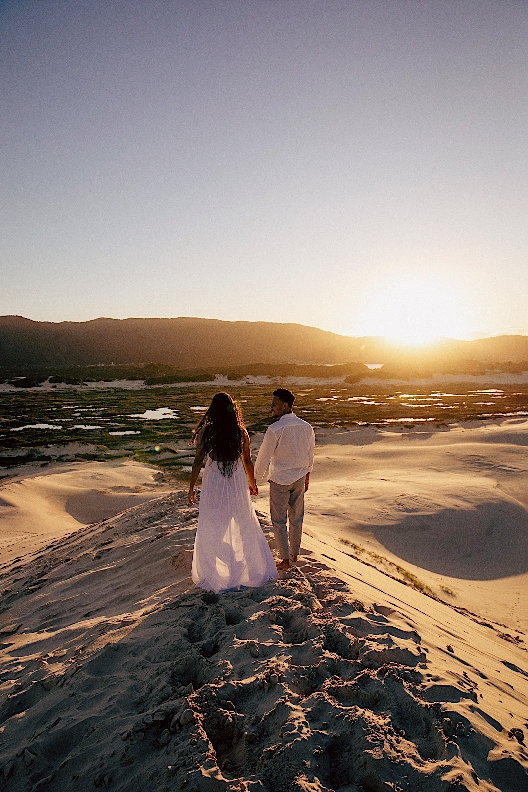 ensaio casal - ensaio no litoral - ensaio pré casamento - pré wedding - noivos 2024 - casamento - Leticia e Joao - ensaio em floripa - chroma fotografia