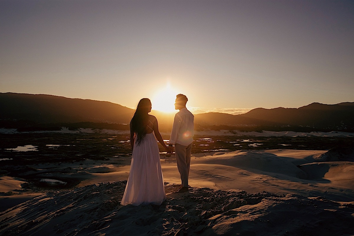 ensaio casal - ensaio no litoral - ensaio pré casamento - pré wedding - noivos 2024 - casamento - Leticia e Joao - ensaio em floripa - chroma fotografia