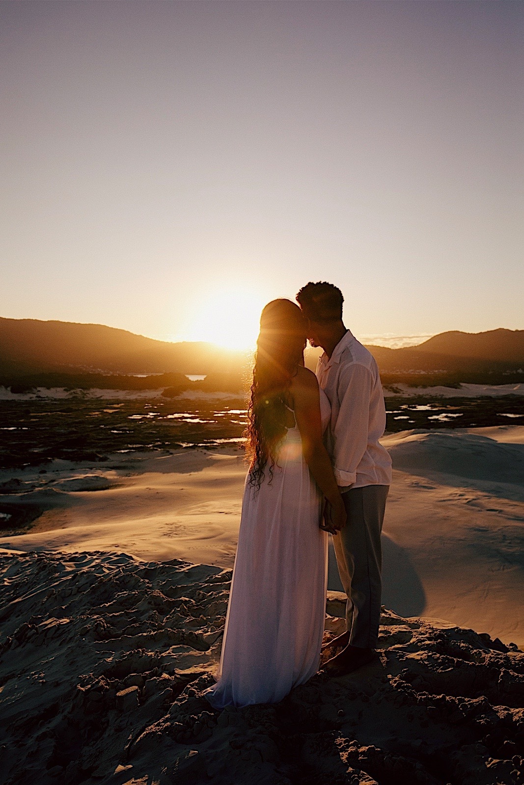 ensaio casal - ensaio no litoral - ensaio pré casamento - pré wedding - noivos 2024 - casamento - Leticia e Joao - ensaio em floripa - chroma fotografia