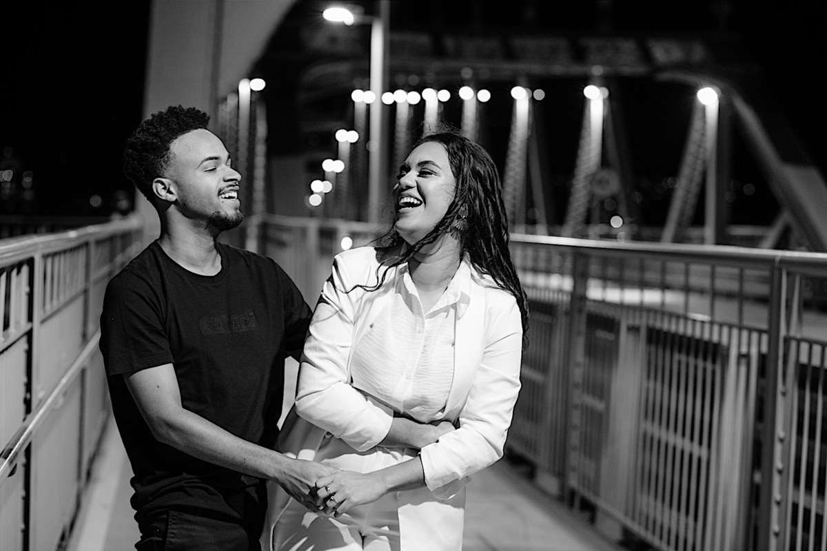 ensaio casal - ensaio no litoral - ensaio pré casamento - pré wedding - noivos 2024 - casamento - Leticia e Joao - ensaio em floripa - chroma fotografia