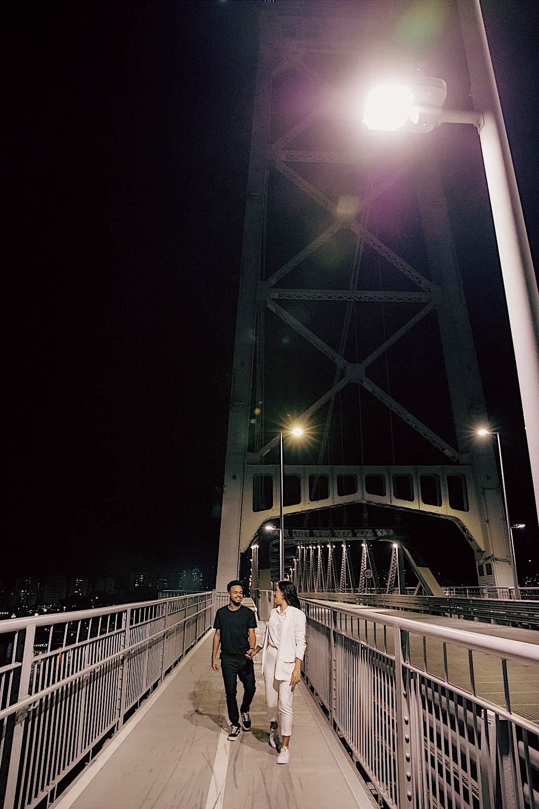 ensaio casal - ensaio no litoral - ensaio pré casamento - pré wedding - noivos 2024 - casamento - Leticia e Joao - ensaio em floripa - chroma fotografia