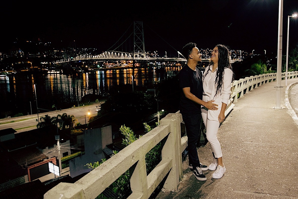 ensaio casal - ensaio no litoral - ensaio pré casamento - pré wedding - noivos 2024 - casamento - Leticia e Joao - ensaio em floripa - chroma fotografia