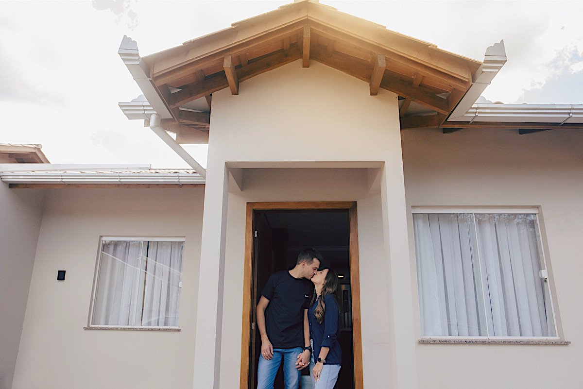 emanuelle - jeferson - pre-casamento - chroma fotografia - ensaio casal - em casa - ao ar livre