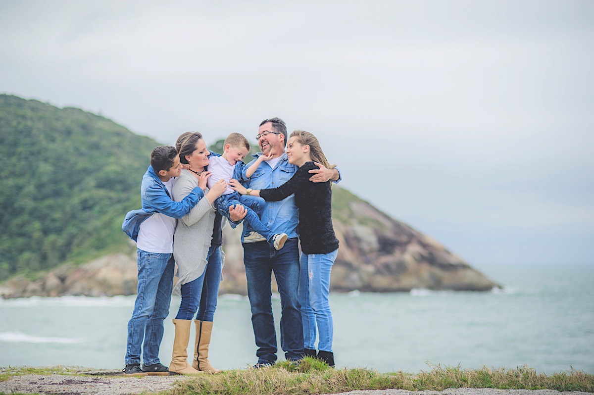ensaio família - ensaio na praia - mãe de 3 - são francisco do sul - chroma fotografia