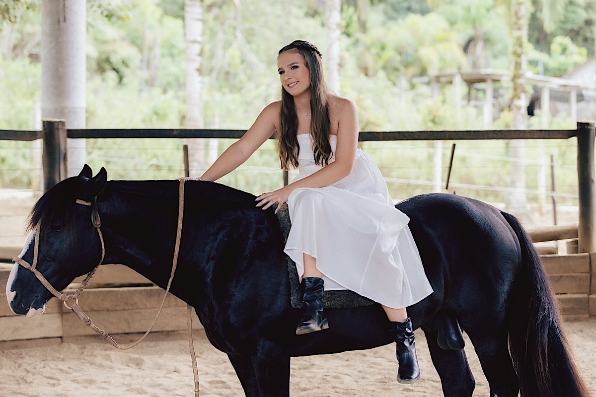 ensaio externo - ensaio fotografico - ensaio 15 anos - 15 anos Laura - ensaio com cavalos - ensaio de familia - ensaio individual - jaragua do sul - chroma fotografia 