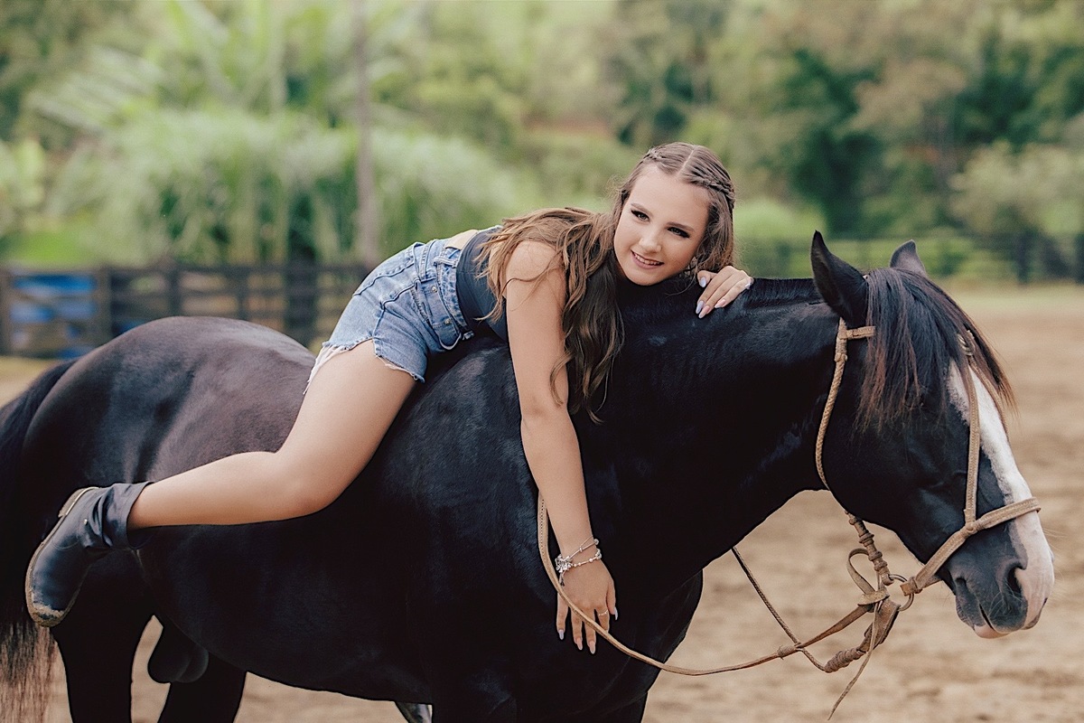 ensaio externo - ensaio fotografico - ensaio 15 anos - 15 anos Laura - ensaio com cavalos - ensaio de familia - ensaio individual - jaragua do sul - chroma fotografia 