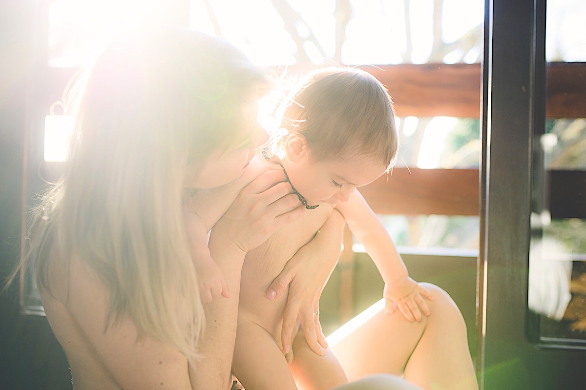 ensaio em casa - amamentação - mãe e filho - maternidade - são bento do sul - fotógrafo são bento do sul - chroma fotografia