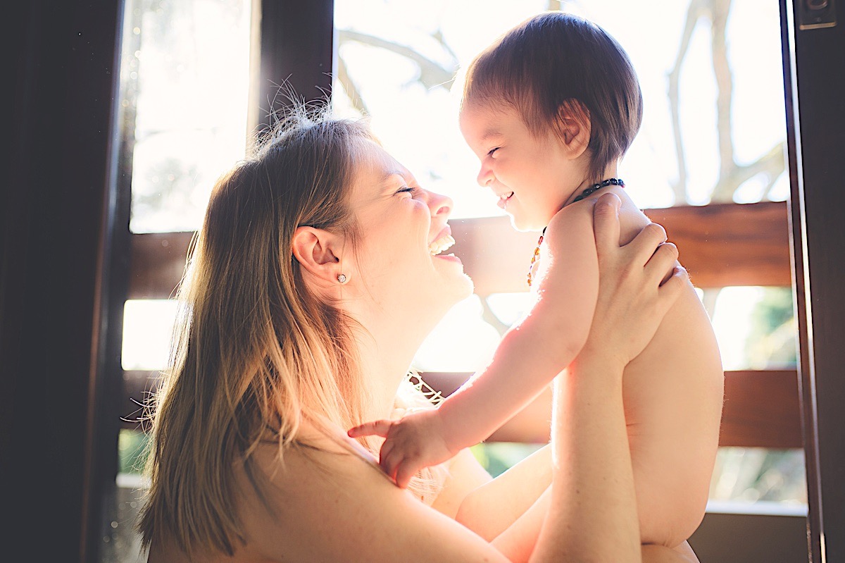 ensaio em casa - amamentação - mãe e filho - maternidade - são bento do sul - fotógrafo são bento do sul - chroma fotografia