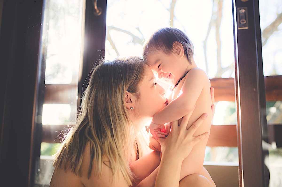 ensaio em casa - amamentação - mãe e filho - maternidade - são bento do sul - fotógrafo são bento do sul - chroma fotografia