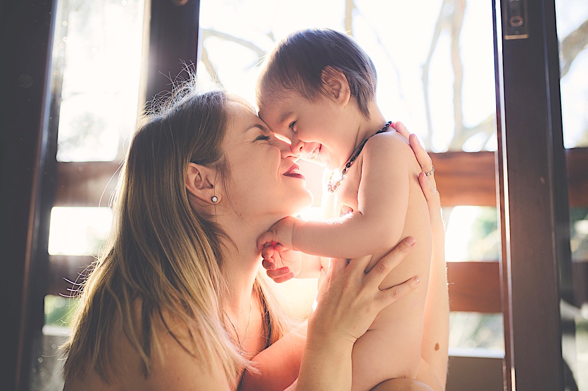 ensaio em casa - amamentação - mãe e filho - maternidade - são bento do sul - fotógrafo são bento do sul - chroma fotografia