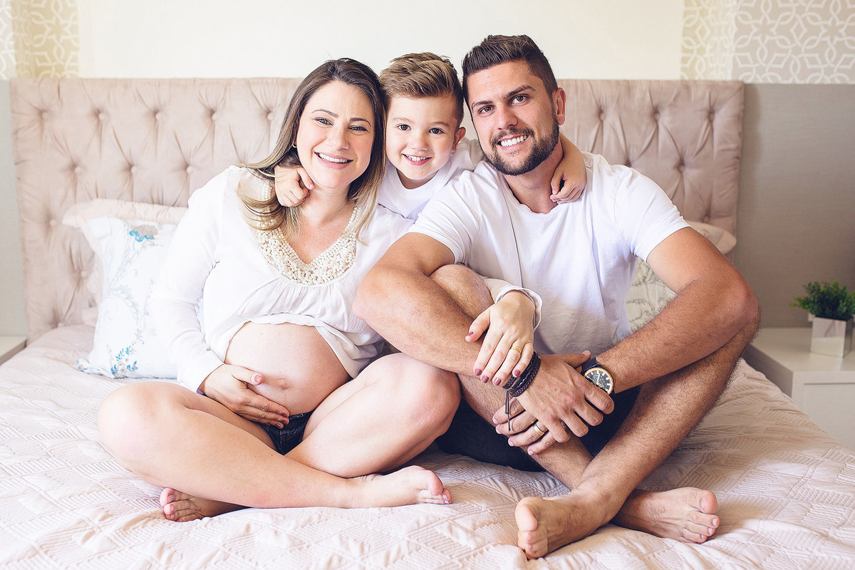 ensaio gestante - Fernanda _ Família a espera de Gabriela - Fotografos de Itapema - Ensaio em casa - chroma fotografia