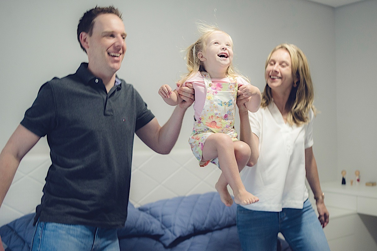 alice - família - ensaio em casa - labradora - diversão - pintura - fotógrafo são bento do sul - chroma fotografia