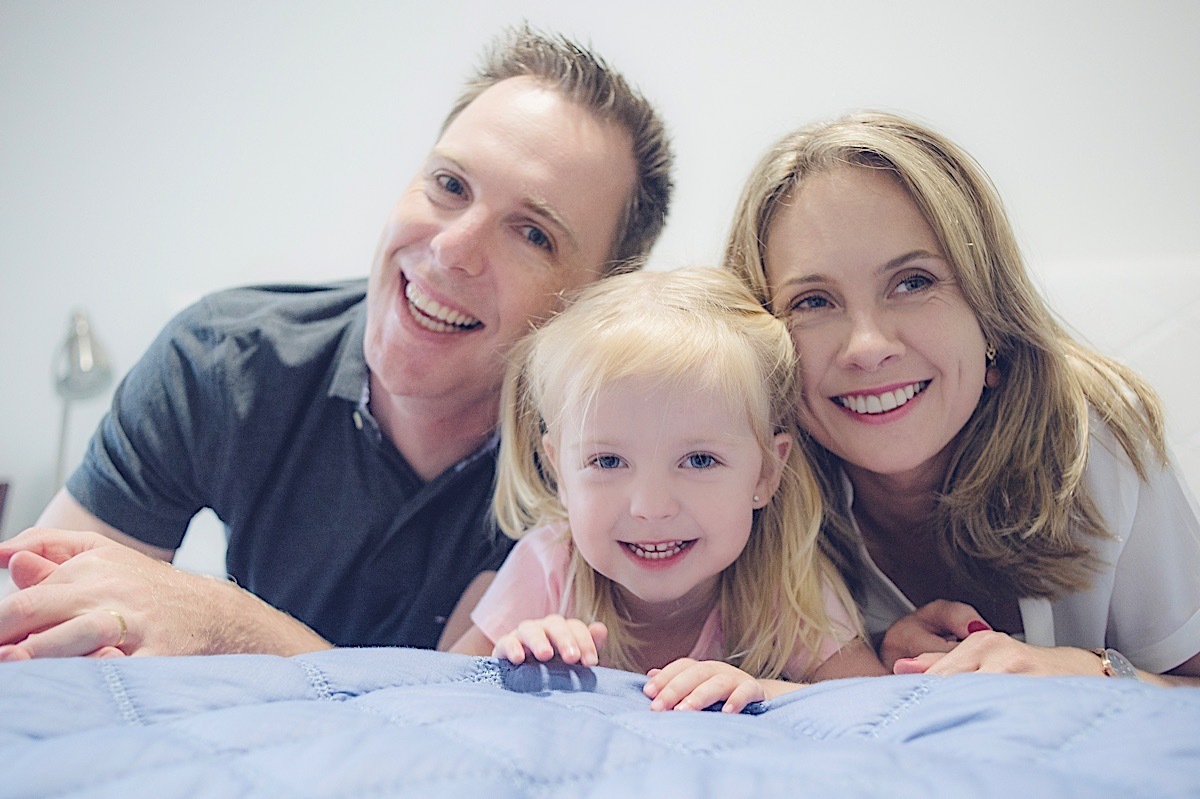 alice - família - ensaio em casa - labradora - diversão - pintura - fotógrafo são bento do sul - chroma fotografia