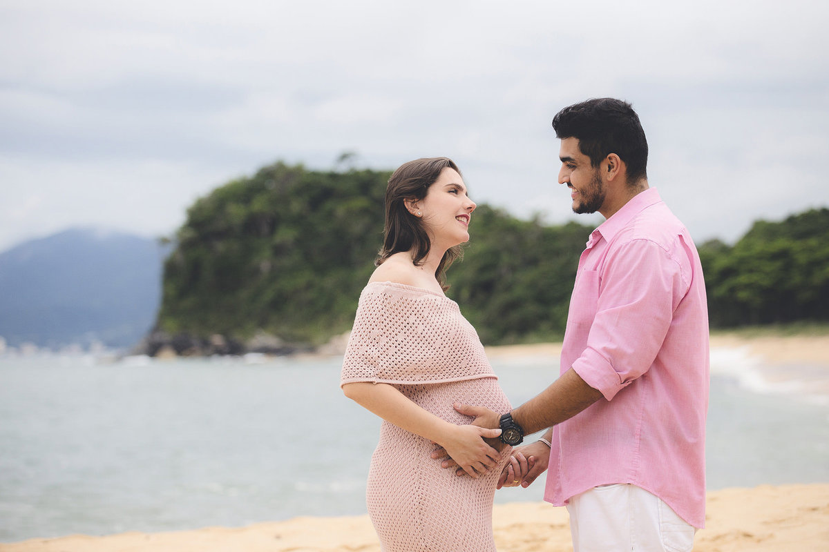 ensaio gestante - ensaio na praia - Bruna e Naum a espera de Cecília - fotografos de itapema - fotografos sc - chroma fotografia