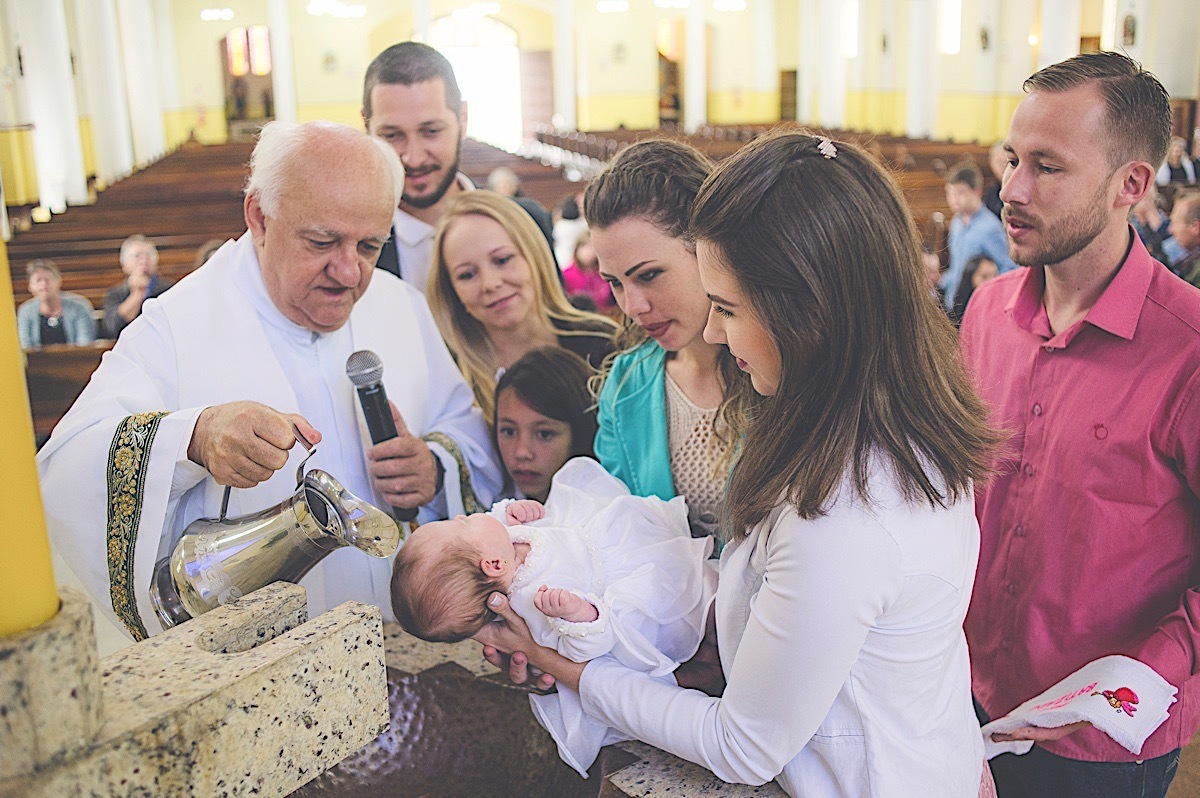 batismo - lorena - mãe de menina - fotografia de batismo - fotógrafo são bento do sul - igreja matriz - chroma fotografia