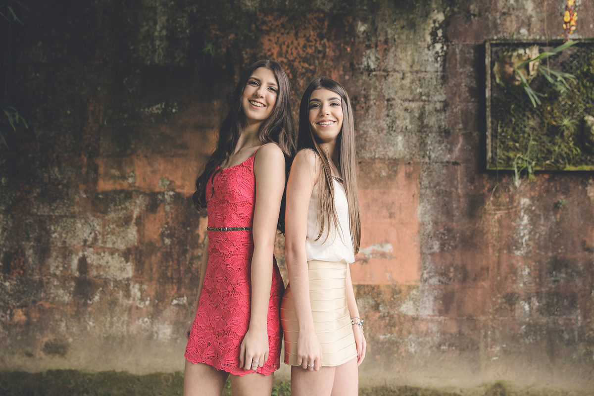gêmeas - ensaio 15 anos - ensaio externo - ensaio de irmãs - 15 anos - ensaio na agrícola em Joinville - agrícola da ilha - mãe de meninas - Ensaio de Gêmeas - fotografia jaraguá do sul - chroma fotografia