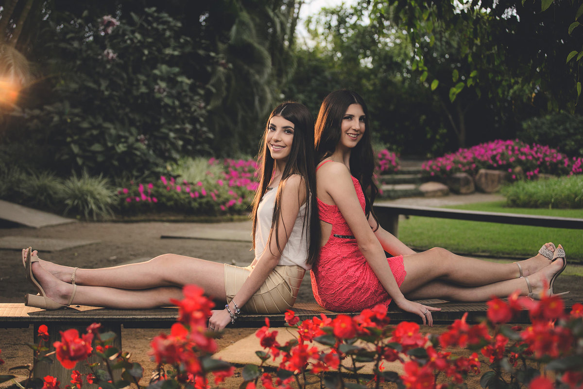 gêmeas - ensaio 15 anos - ensaio externo - ensaio de irmãs - 15 anos - ensaio na agrícola em Joinville - agrícola da ilha - mãe de meninas - Ensaio de Gêmeas - fotografia jaraguá do sul - chroma fotografia