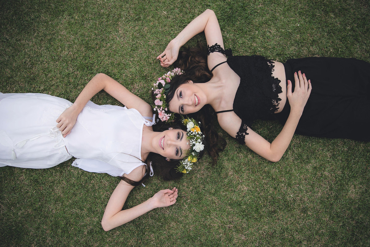 gêmeas - ensaio 15 anos - ensaio externo - ensaio de irmãs - 15 anos - ensaio na agrícola em Joinville - agrícola da ilha - mãe de meninas - Ensaio de Gêmeas - fotografia jaraguá do sul - chroma fotografia