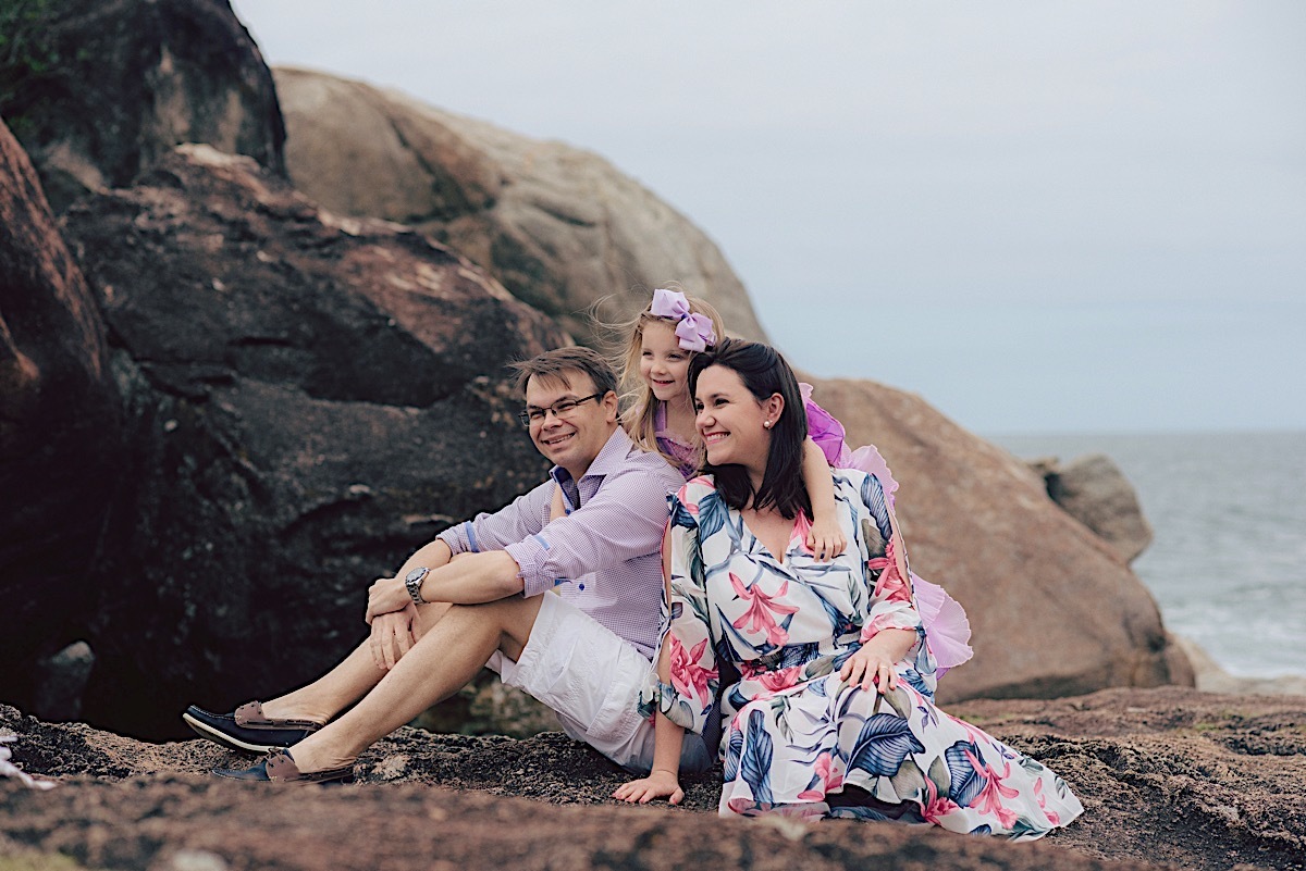 ensaio família - praia - enseada - são francisco do sul - tay - ensaio divertido - ensaio com criança - chroma fotografia