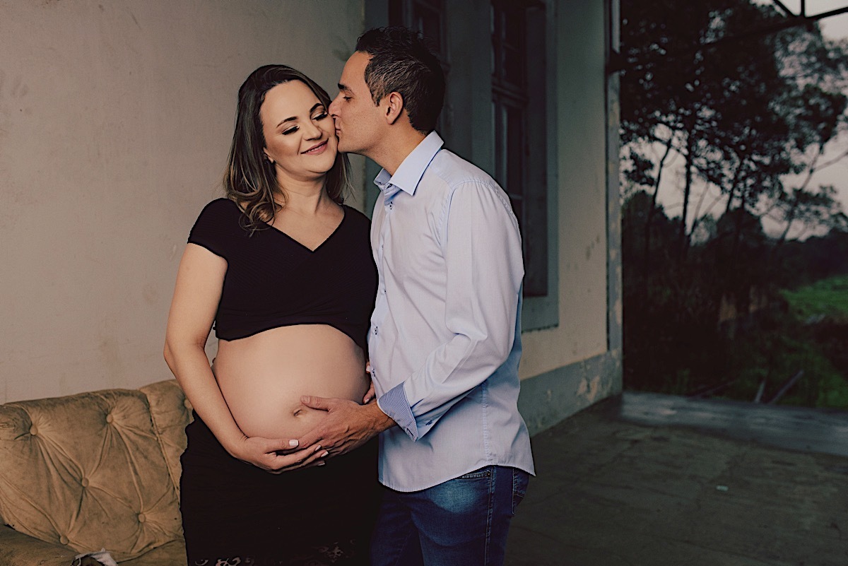 ensaio gestante - patricia - anderson - arthur - rio vermelho - mãe de primeira viagem - gravidiva - estação de trem - ensaio na chuva - ensaio com neblina - são bento do sul - chroma fotografia