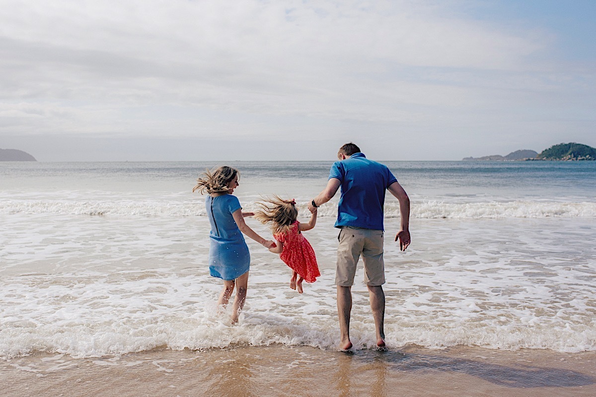 ensaio família - praia - ensaio na praia - família com cachorro - ensaio com pet - ensaio com cachorro - chroma fotografia - são francisco do sul - enseada
