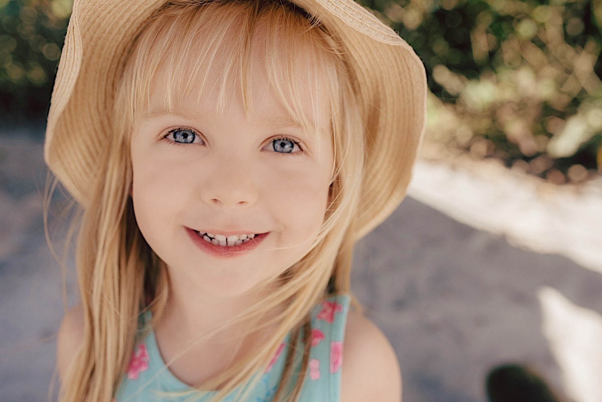 ensaio família - praia - ensaio na praia - família com cachorro - ensaio com pet - ensaio com cachorro - chroma fotografia - são francisco do sul - enseada