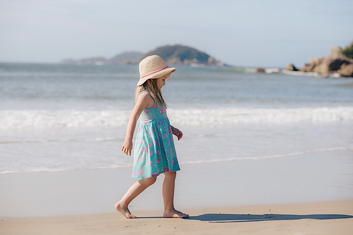 ensaio família - praia - ensaio na praia - família com cachorro - ensaio com pet - ensaio com cachorro - chroma fotografia - são francisco do sul - enseada