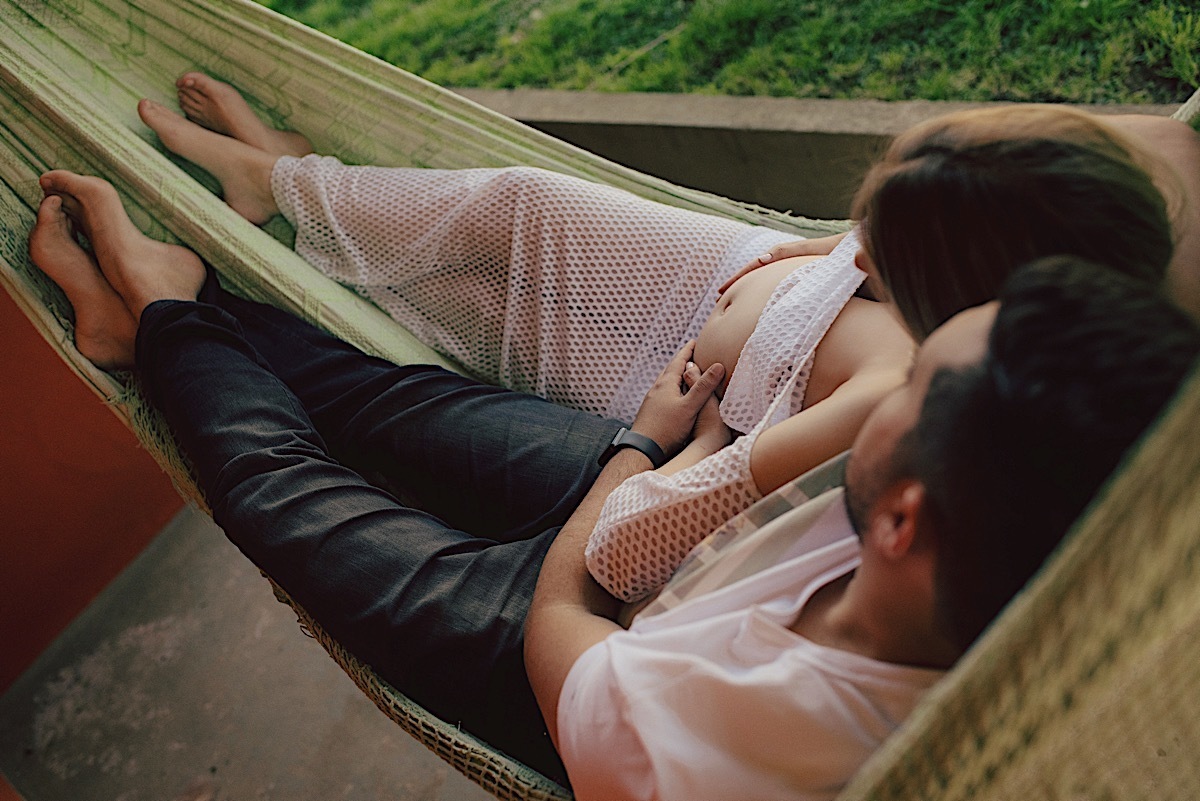 ensaio gestante - manu späth - matheus guedes reis - maria alice - ensaio em casa - mãe de menina - chroma fotografia