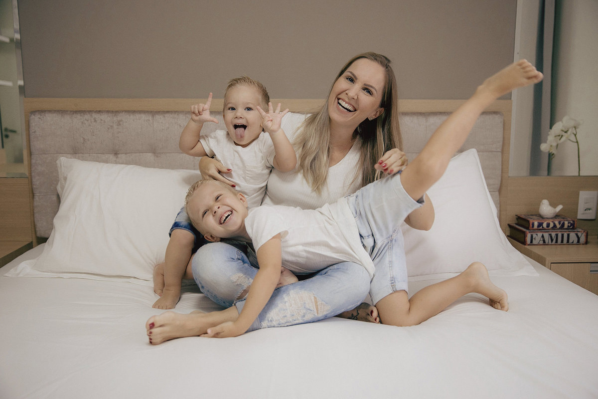 ensaio familia - dia das maes - ensaio em casa - mae de menino - jaragua do sul - fotografos de familia - chroma fotografia