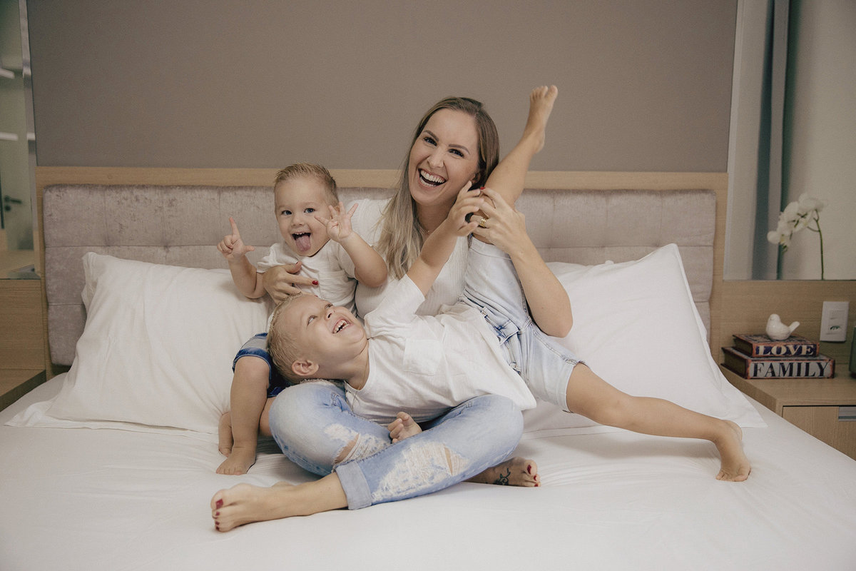 ensaio familia - dia das maes - ensaio em casa - mae de menino - jaragua do sul - fotografos de familia - chroma fotografia