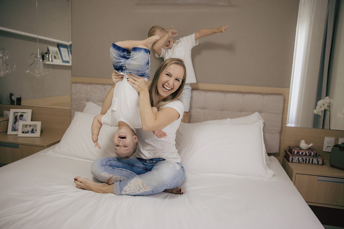 ensaio familia - dia das maes - ensaio em casa - mae de menino - jaragua do sul - fotografos de familia - chroma fotografia