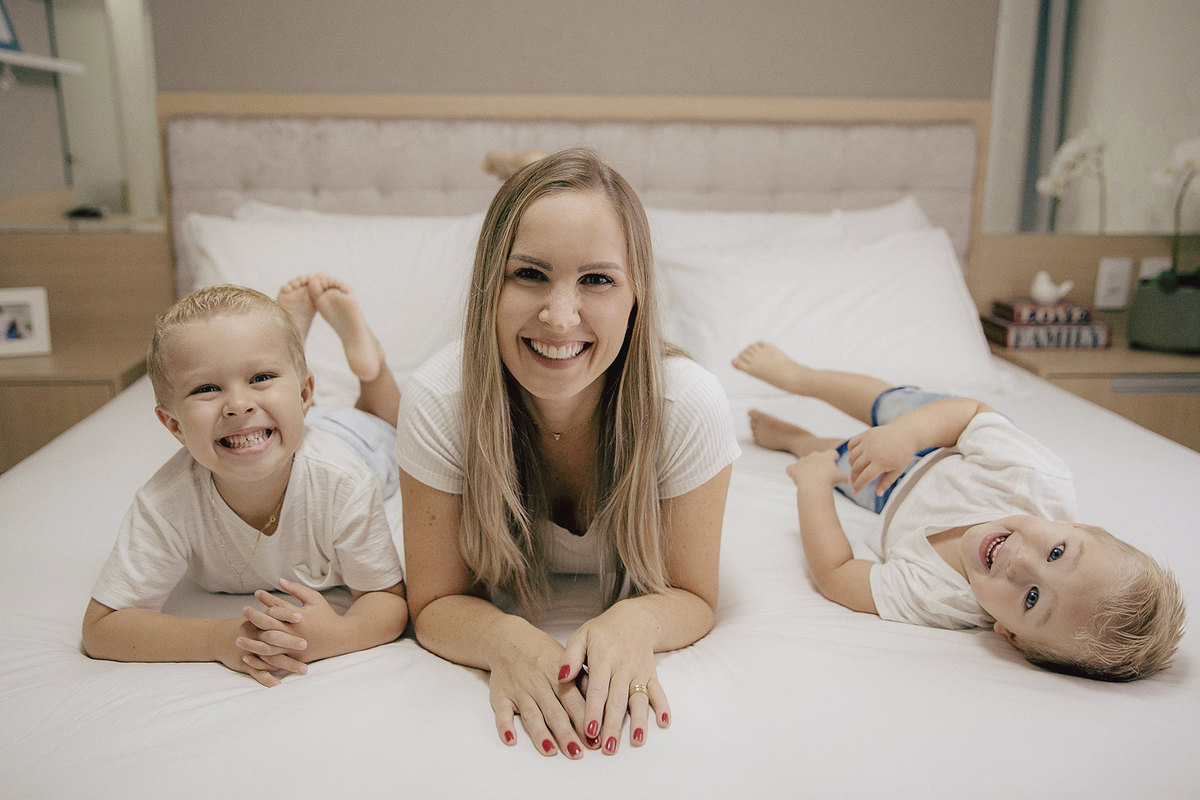 ensaio familia - dia das maes - ensaio em casa - mae de menino - jaragua do sul - fotografos de familia - chroma fotografia
