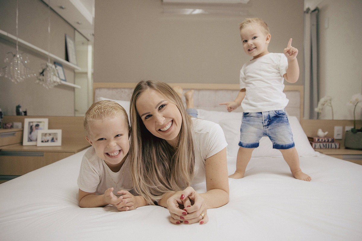 ensaio familia - dia das maes - ensaio em casa - mae de menino - jaragua do sul - fotografos de familia - chroma fotografia