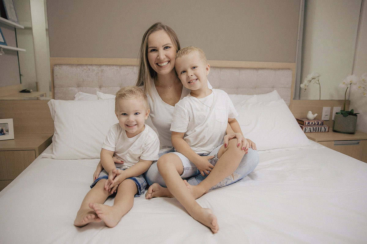 ensaio familia - dia das maes - ensaio em casa - mae de menino - jaragua do sul - fotografos de familia - chroma fotografia