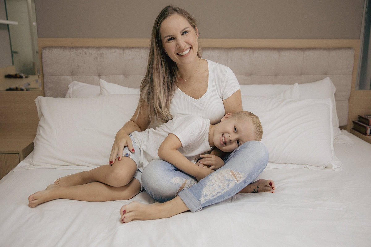 ensaio familia - dia das maes - ensaio em casa - mae de menino - jaragua do sul - fotografos de familia - chroma fotografia