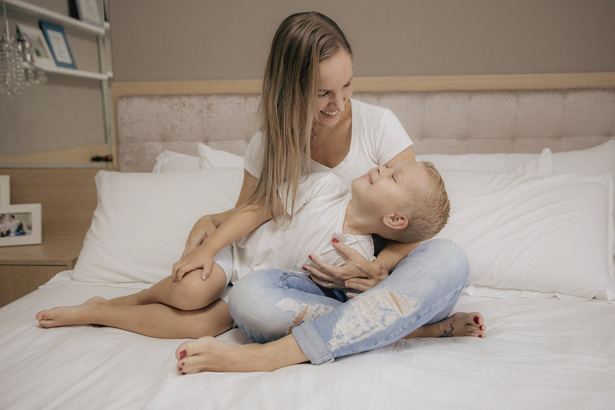 ensaio familia - dia das maes - ensaio em casa - mae de menino - jaragua do sul - fotografos de familia - chroma fotografia