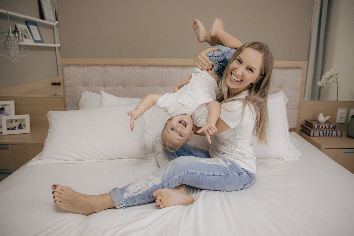 ensaio familia - dia das maes - ensaio em casa - mae de menino - jaragua do sul - fotografos de familia - chroma fotografia