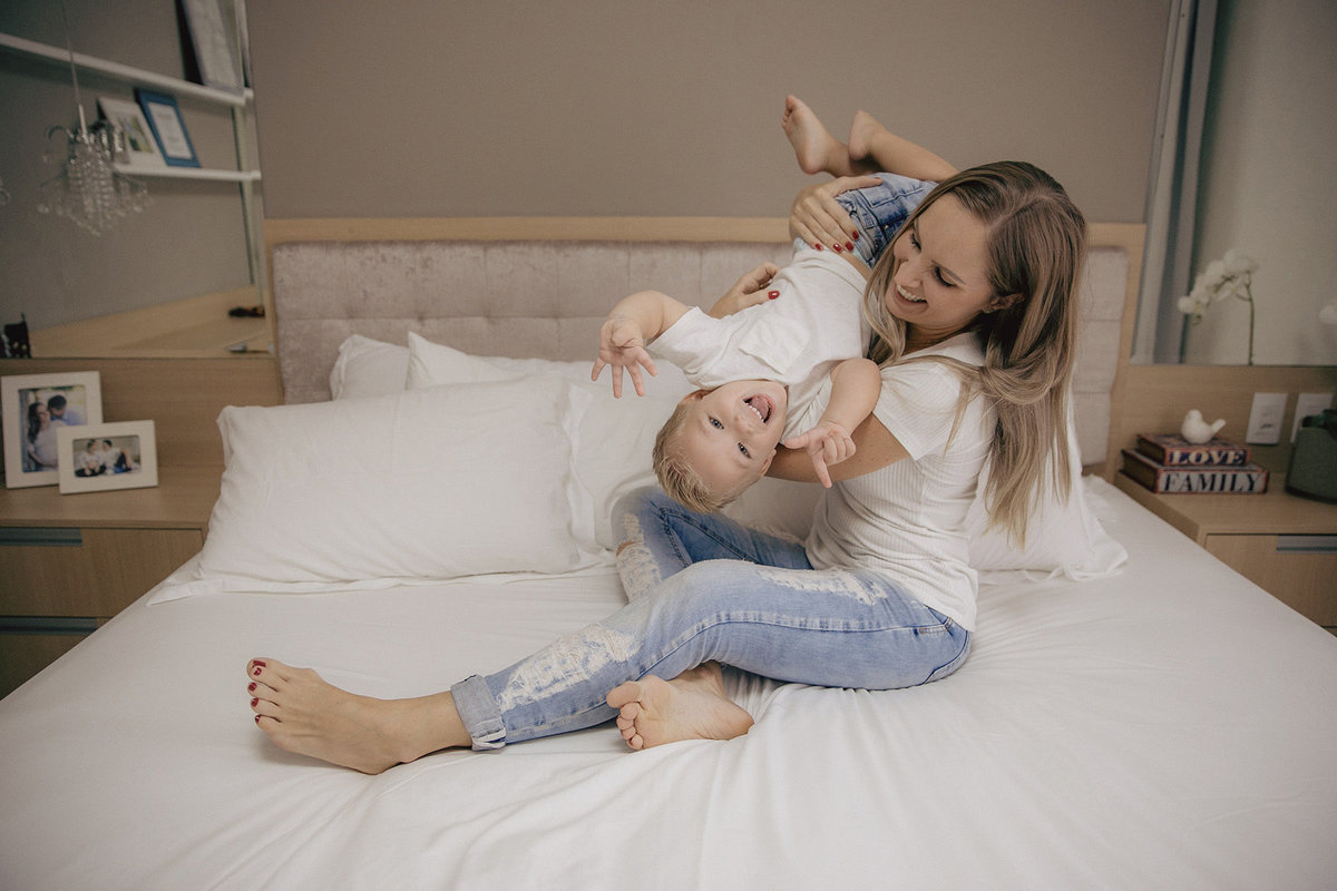 ensaio familia - dia das maes - ensaio em casa - mae de menino - jaragua do sul - fotografos de familia - chroma fotografia