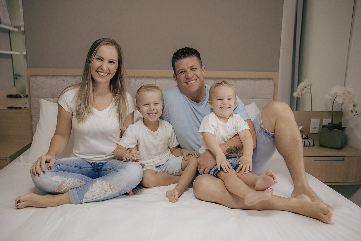 ensaio familia - dia das maes - ensaio em casa - mae de menino - jaragua do sul - fotografos de familia - chroma fotografia