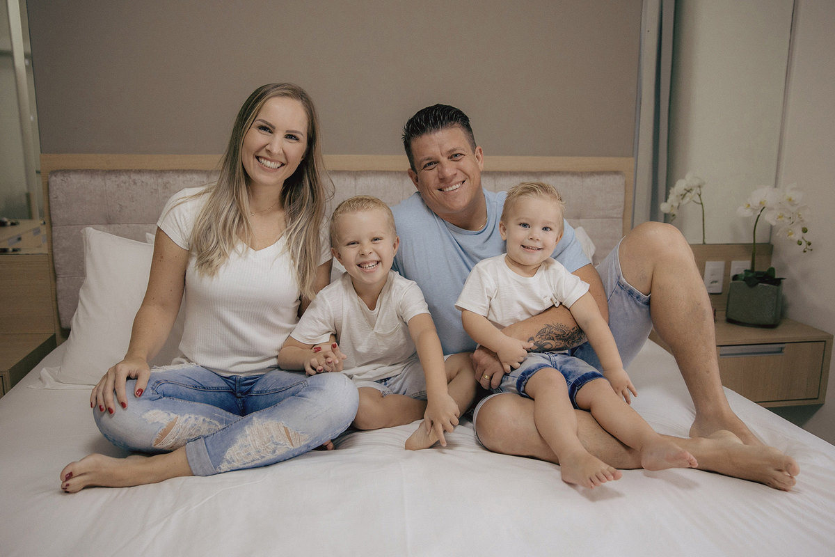ensaio familia - dia das maes - ensaio em casa - mae de menino - jaragua do sul - fotografos de familia - chroma fotografia