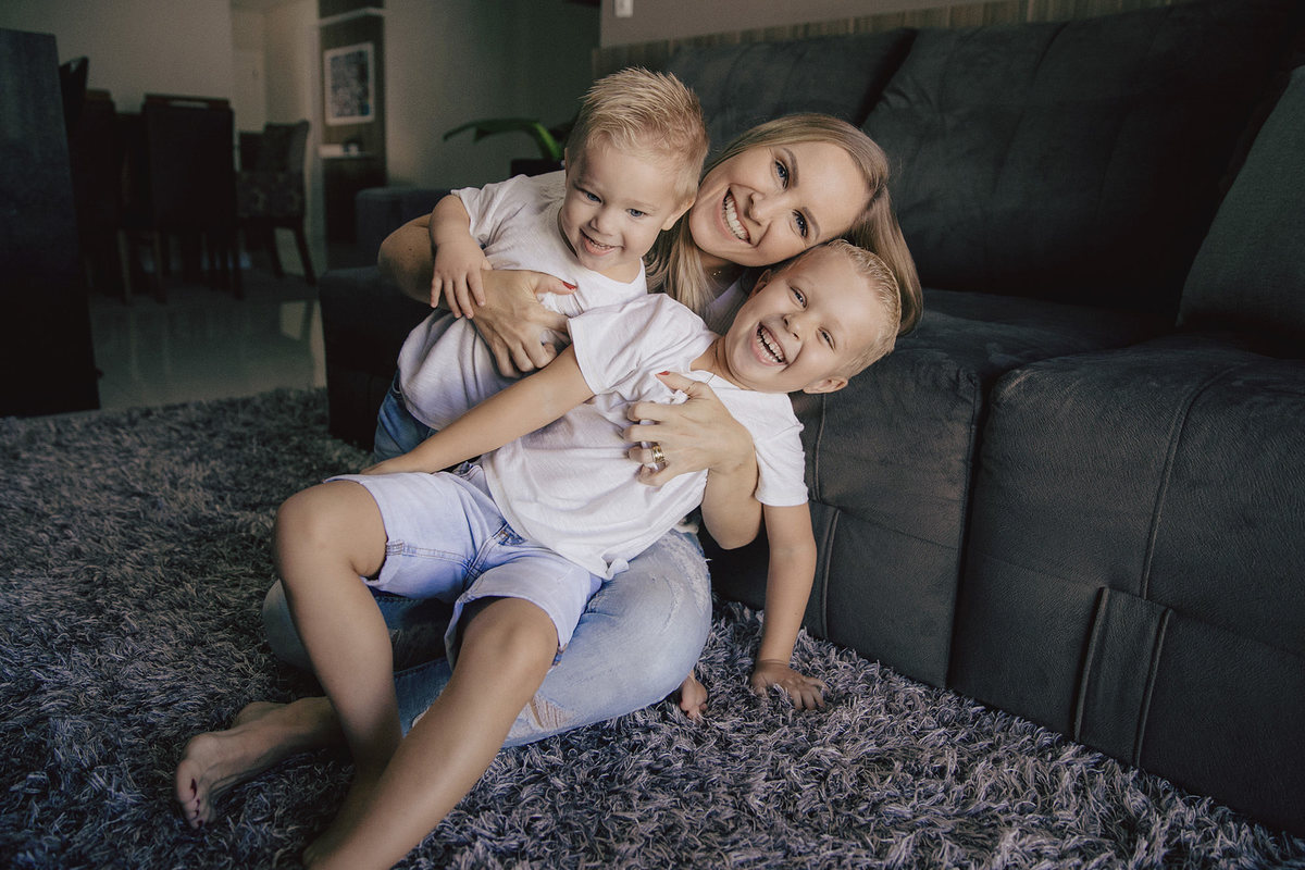 ensaio familia - dia das maes - ensaio em casa - mae de menino - jaragua do sul - fotografos de familia - chroma fotografia