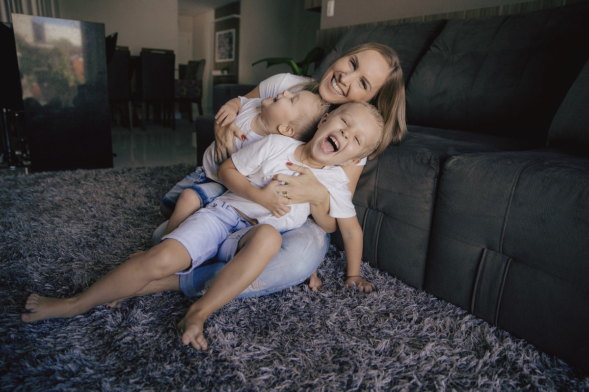 ensaio familia - dia das maes - ensaio em casa - mae de menino - jaragua do sul - fotografos de familia - chroma fotografia