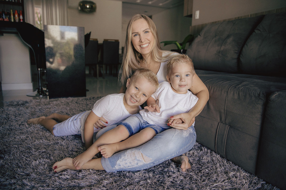 ensaio familia - dia das maes - ensaio em casa - mae de menino - jaragua do sul - fotografos de familia - chroma fotografia